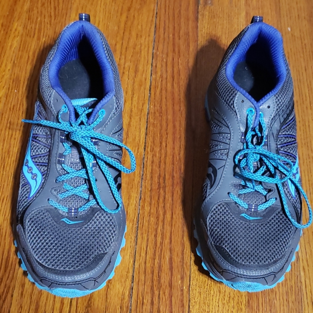 Women's tennis shoes